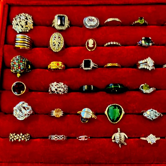 Big lot of 46 +10 piece, assorted, beautiful men’s, and ladies rings, jewelry - Picture 1 of 11